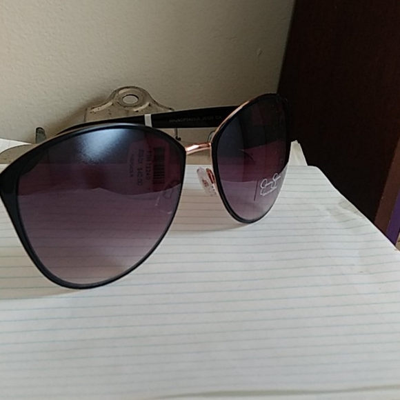 Jessica Simpson Sunglasses - Picture 3 of 8